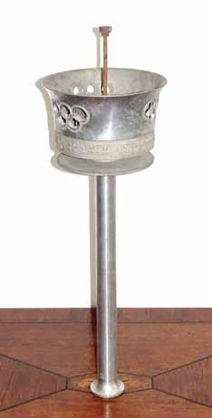 123 Torche Officielle des Jeux Olympiques d'été de Londres 1948, adjugé 2800 euros 123 Torche Officielle des Jeux Olympiques d'été de Londres 1948, adjugé 2800 euros